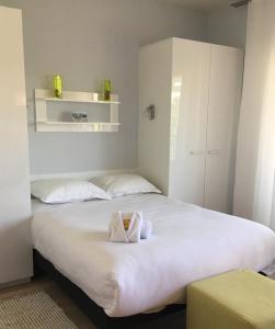 ein Schlafzimmer mit einem großen weißen Bett mit zwei Handtüchern darauf in der Unterkunft Arthur Properties Bel Air in Cannes