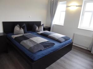 1 dormitorio con 1 cama con sábanas y almohadas azules en "Fahner Mühle", en Gierstädt