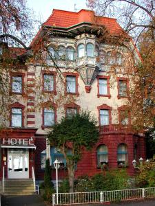 un gran edificio de ladrillo rojo con un hotel en Hotel Krone, en Arnstadt