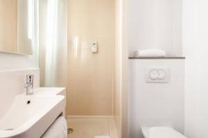 Um banheiro em B&B HOTEL Paris Saint-Denis Pleyel