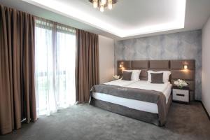 Tempat tidur dalam kamar di VIKO Boutique Apart Hotel