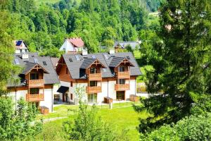 una grande casa in mezzo a una foresta di Przystań Góralska a Szczawnica