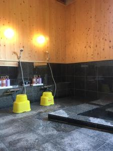 - une salle de bains avec 2 toilettes jaunes dans une chambre dans l'établissement Hoshi Meguri, à Shimoda