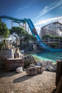 un parc aquatique avec une montagne à rouleaux en arrière-plan dans l'établissement 4-Sterne Erlebnishotel El Andaluz, Europa-Park Freizeitpark & Erlebnis-Resort, à Rust