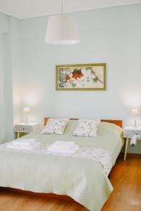 - une chambre avec 2 lits et 2 tables de chevet dans l'établissement Best House, Rooftop Aprtm., Marina Zeas Piraeus, au Pirée