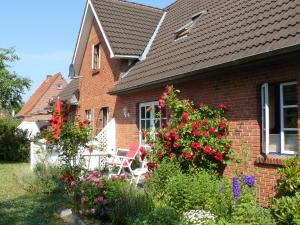 een huis met een bos bloemen in de tuin bij Ferienwohnung Seidler in Rendsburg