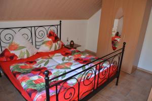 1 dormitorio con 1 cama con edredón de flores en fewo amendert, en Cochem