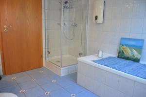 y baño con ducha, bañera y lavamanos. en fewo amendert, en Cochem