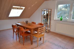 comedor con mesa de madera y sillas en fewo amendert, en Cochem