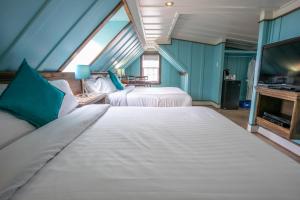 Cama ou camas em um quarto em Auberge Seigneurie des Monts