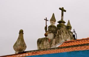 un toit d'église avec des croix au-dessus dans l'établissement Casa Dos Arrabidos, à Torres Novas