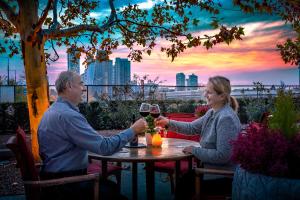 Ein Mann und eine Frau, die an einem Tisch mit Gläsern Wein sitzen in der Unterkunft Strandhotel Alte Donau in Wien