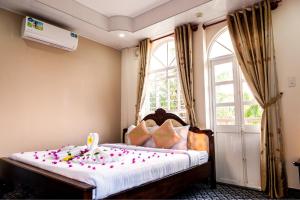 um quarto com uma cama com uma vela em Mui Ne Alena Hotel em Phan Thiet