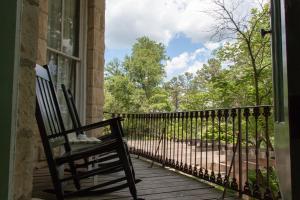 een schommelstoel op een veranda met een raam bij 1886 Crescent Hotel and Spa in Eureka Springs