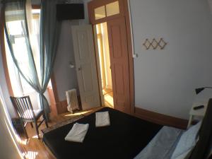 um quarto com uma cama com duas almofadas em Stay In Aveiro em Aveiro