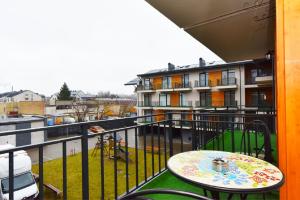 balcone con tavolo e vista su un edificio di Tatjanos apartamentai a Palanga