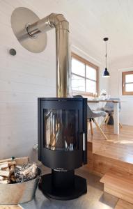 a television sitting in a living room with a blender at Tiny House Dreischwesternherz in Trier