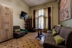 uma sala de estar com um sofá e uma mesa em Leosphere Hostel em Lviv