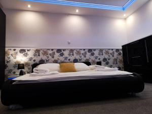 1 dormitorio con 1 cama grande con almohada amarilla en Hotel Tara, en Kielce