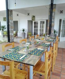 uma sala de jantar com uma mesa longa e cadeiras em Urban Lodge em Bujumbura