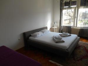 Una cama en una habitación con dos toallas. en Dunavski Park, en Novi Sad