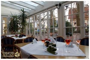 una sala da pranzo con due tavoli e bicchieri da vino di Dino's Trinacria a Friesenheim