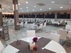 ein Esszimmer mit Tischen und Stühlen und eine Cafeteria in der Unterkunft Ismira Hotel Ankara in Ankara