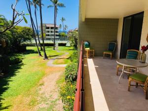 eine Terrasse mit einem Tisch und Stühlen auf einem Haus in der Unterkunft Kona Magic Honu Room in Kailua-Kona