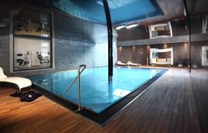 Piscina a Firefly Luxury Suites o a prop