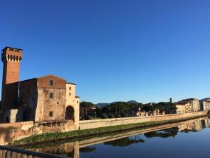 zamek obok zbiornika wodnego w obiekcie Casa Ciampi Locazione Turistica w Pizie