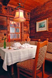 een eetkamer met een tafel met een kaars erop bij Hotel Gletschergarten in Grindelwald