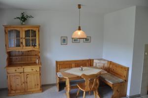 una sala da pranzo con tavolo e armadio di Appartements Waldrose a Titisee-Neustadt