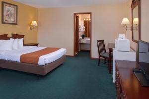 Americas Best Value Inn Plattsburgh tesisinde bir odada yatak veya yataklar