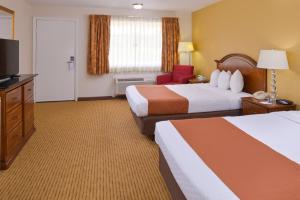 Americas Best Value Inn Plattsburgh tesisinde bir odada yatak veya yataklar