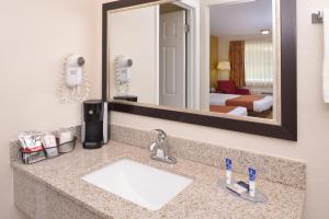 Americas Best Value Inn Plattsburgh tesisinde bir banyo