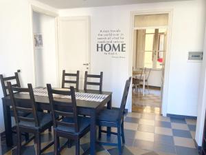 een eetkamer met een tafel en stoelen bij Le Rondini a Roma in Rome