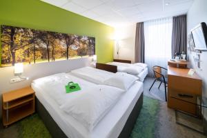 Кровать или кровати в номере Anders Hotel Walsrode