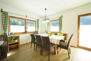 uma sala de jantar com mesa e cadeiras em Warterhof em Schladming