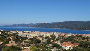 - une vue sur la ville et une étendue d'eau dans l'établissement Résidence Casa Régina, à Propriano