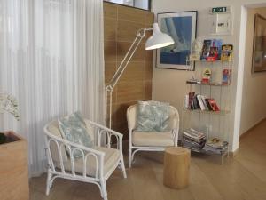 een woonkamer met 2 stoelen en een lamp bij Hotel Mar Azul in Lagos