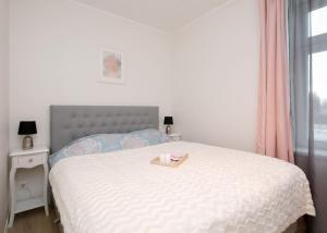 um quarto com uma cama com uma bandeja em Modern quiet 2 bedroom apartment near City center em Pärnu