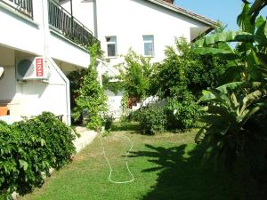 Jardí fora de Gultepe Apartments