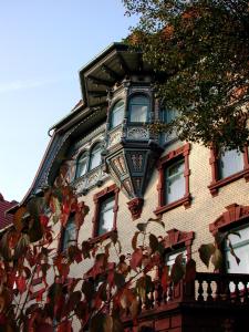 un edificio con una luz de la calle a un lado en Hotel Krone, en Arnstadt