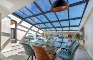 une salle à manger en verre avec une table et des chaises en verre dans l'établissement Residence Provencal - Luxurious - 300m Palais - LRA CANNES, à Cannes