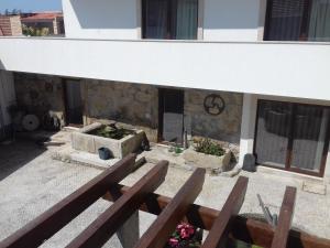 un patio al aire libre con bancos frente a un edificio en RURAL HOUSE, en Guifões