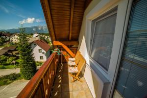 balcone con panchina e vista sulle montagne di Gostišče Pri Dveh Petelinih a Bled