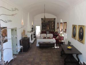 uma grande sala de estar com uma cama e um sofá em Cortijo El Triguero N-398 Ctra Carmona – El Viso del Alcor Km 18 em Carmona