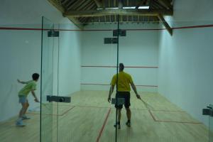 zwei Männer spielen Volleyball in einem Fitnessstudio in der Unterkunft Logis Le Tadorne in Piney