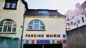 un edificio con una señal de mercado de estacionamiento en él en Amety, en Colmar