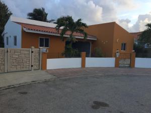 a house with a fence in front of it at Luna 39 in Oranjestad